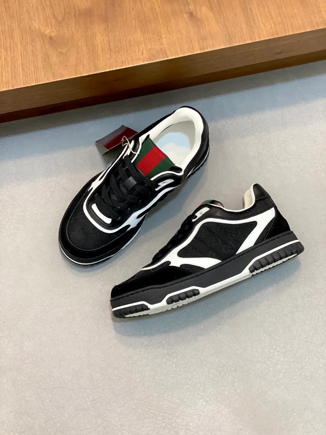 Men's Shoes 💰660 𝐆𝐮𝐜𝐜𝐢 𝐑𝐞-𝐖𝐞𝐛 As the first sneaker created by Sabato De Sarno for Gucci, the Re-Web series reinterprets the brand's classic stripes and sets off the modern silhouette design with bold and unique details. These shoes are crafted from white leather. This new sneaker is ingeniously decorated with many of the brand's classic details, and is equipped with a bright red and green webbing tongue, which will make people fall in love at first sight. White leather treated with a special process for softness and luster, with an embossed grainy texture. Script Gucci logo and interlocking G web label with Interlocking G and script Gucci logo. Rubber outsole with interlocking G detail eyelets. Web tongue. Size: 39-44 (customized for sizes 38 and 45)